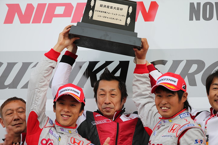 チームタイトルを獲得したダンディライアンレーシング