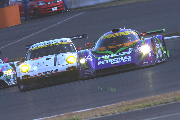 JAFGT:GT300第2レース: 決勝2位は加藤寛規（エヴァンゲリオンRT初号機アップル紫電）（右）