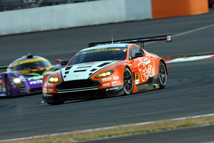 JAFGT:GT300第2レース: 優勝は吉本大樹triple a Vantage GT3）