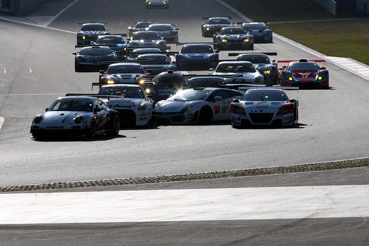 JAFGT:GT300第2レース:  スタート直後、1コーナーでアクシデントが発生