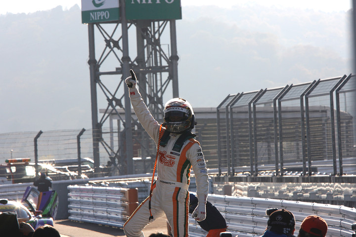 JAFGT:GT300第2レース: 優勝して歓喜の吉本大樹