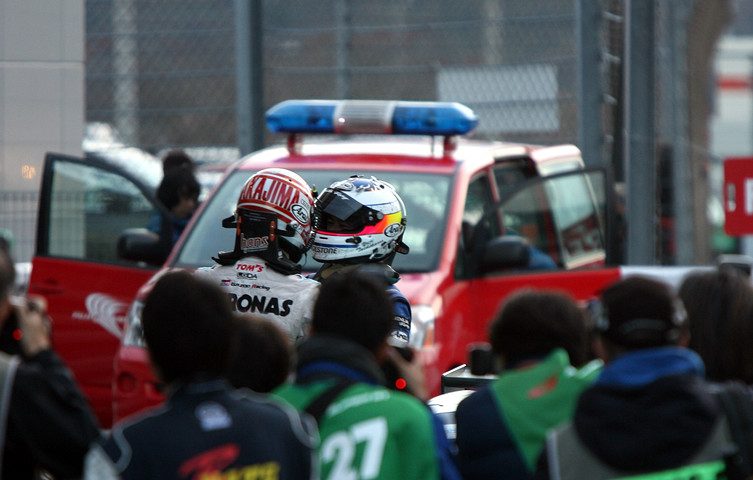 JAFGT:GT500第2レース: ゴールして抱き合う優勝の立川祐路と2位の中嶋一貴