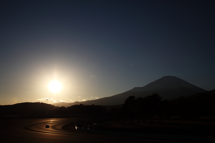 FUJI SPRINT CUP: 富士山とマシンのシルエット