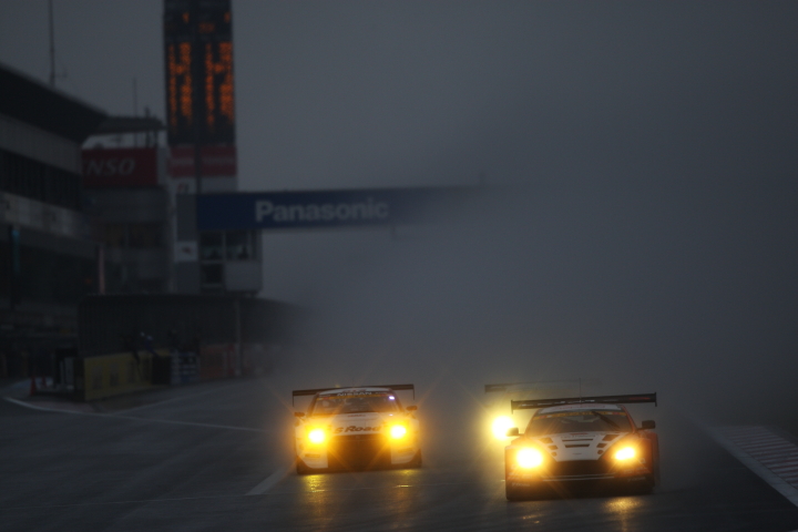 FUJI SPRINT CUP GT300クラス: 千代勝正（S Road NDDP GT-R） vs 星野一樹（triple a Vantage GT3）