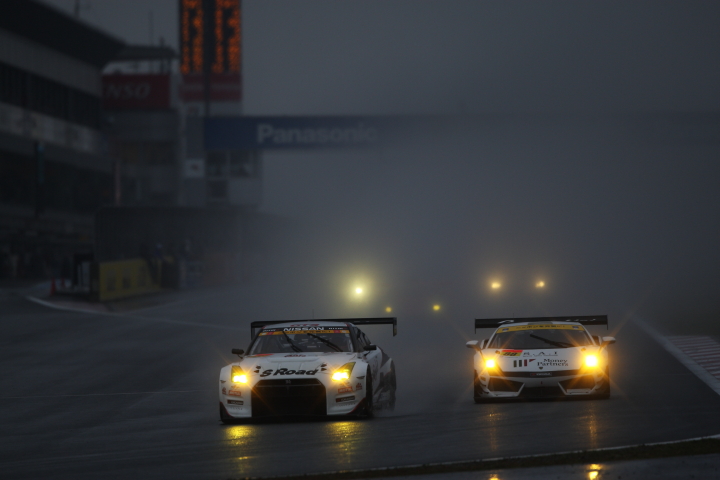 FUJI SPRINT CUP GT300クラス: 千代勝正（S Road NDDP GT-R） vs 青木孝行（マネパ ランボルギーニ GT3）