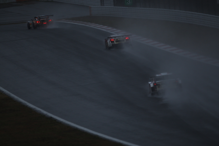 FUJI SPRINT CUP GT300クラス: 1コーナーからAコーナーへ