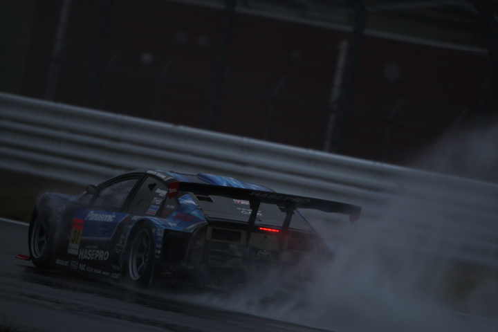 FUJI SPRINT CUP GT300クラス: 新田守男（apr HASEPRO PRIUS GT）