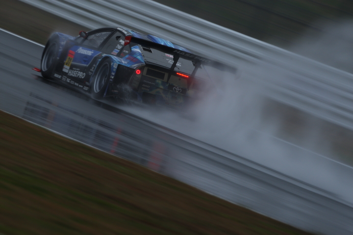 FUJI SPRINT CUP GT300クラス: 新田守男（apr HASEPRO PRIUS GT）