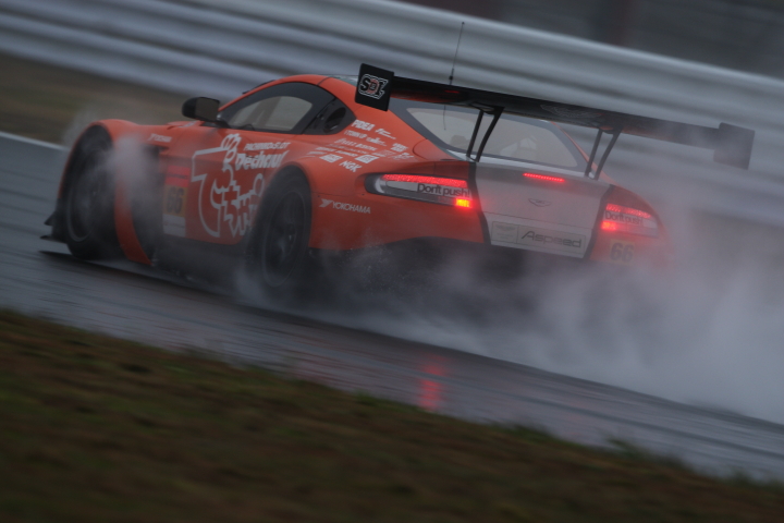 FUJI SPRINT CUP GT300クラス: 星野一樹（triple a Vantage GT3）
