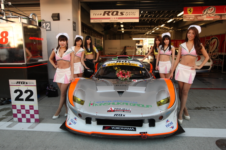 FUJI SPRINT CUP: R'Qs Vemac 350Rを囲むレースクイーン