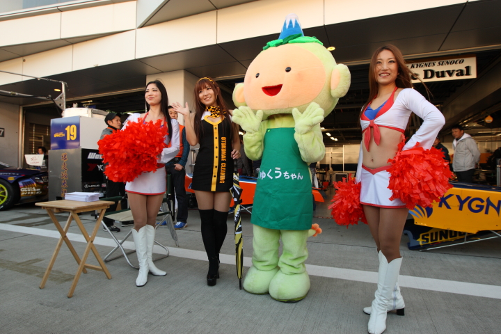 FUJI SPRINT CUP: レースクイーンとゆるきゃら