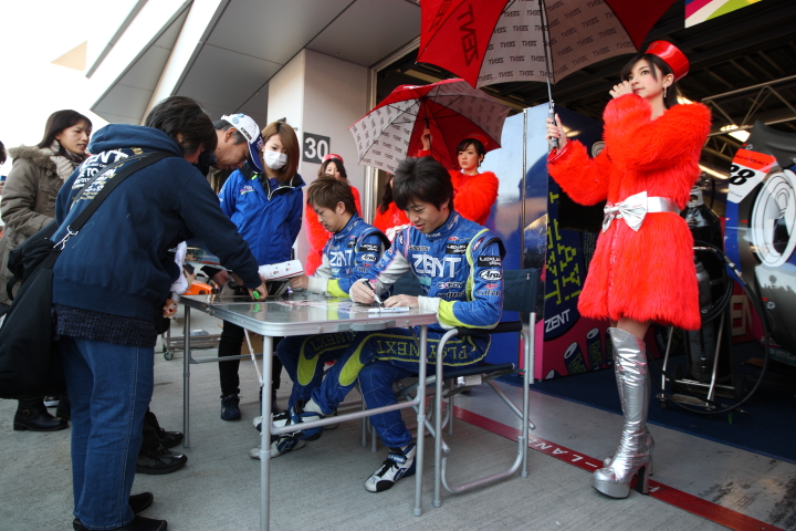 FUJI SPRINT CUP: サインする立川祐路と平手晃平（LEXUS TEAM ZENT CERUMO）