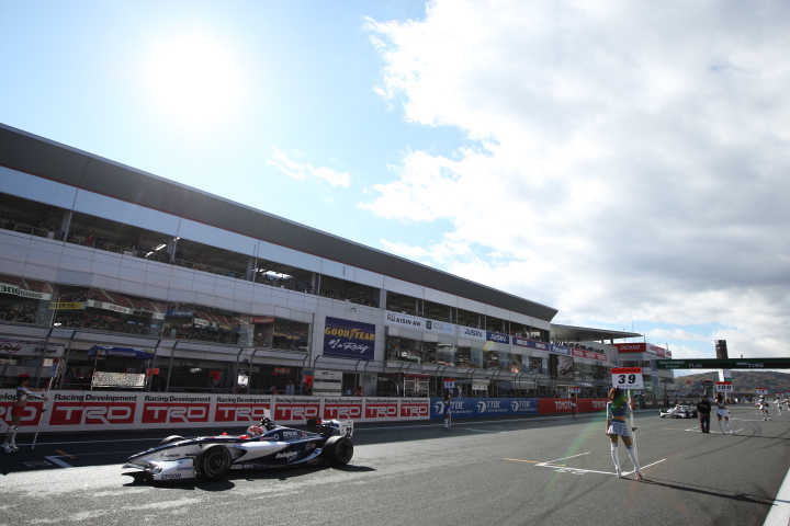 FUJI SPRINT CUP: ストレートにマシンがロックオン