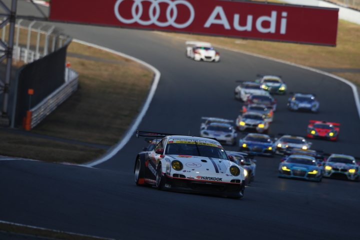 FUJI SPRINT CUP GT300クラス: 22周の決勝レースがスタート