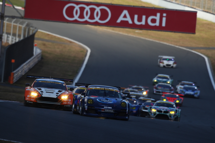 FUJI SPRINT CUP GT300クラス: 22周の決勝レースがスタート