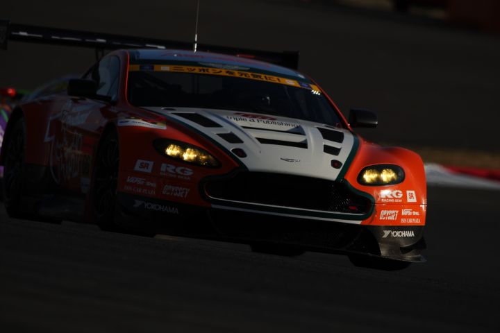 FUJI SPRINT CUP GT300クラス: 吉本大樹（triple a Vantage GT3）