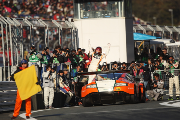 FUJI SPRINT CUP GT300クラス: 優勝した吉本大樹 （triple a Vantage GT3）