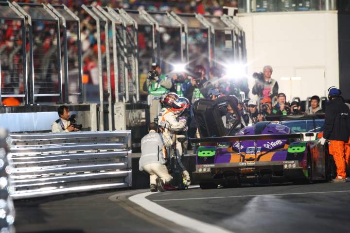 FUJI SPRINT CUP GT300クラス: 2位に入った加藤寛規と抱き合う吉本大樹