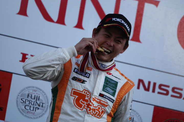FUJI SPRINT CUP GT300クラス: 優勝は吉本大樹 （triple a Vantage GT3）