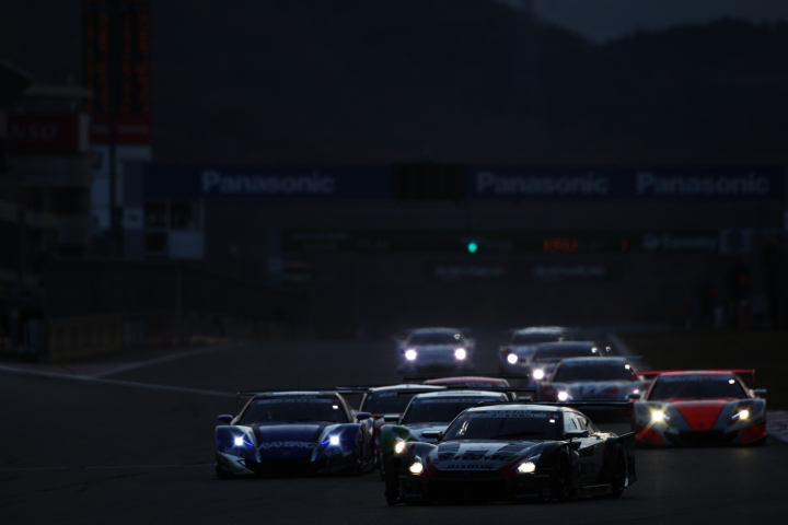 FUJI SPRINT CUP GT500クラス: 1コーナーの攻防