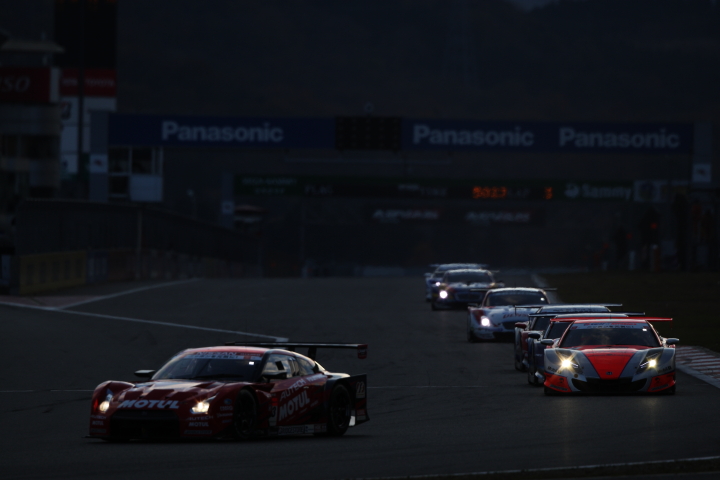 FUJI SPRINT CUP GT500クラス: 1コーナーの攻防