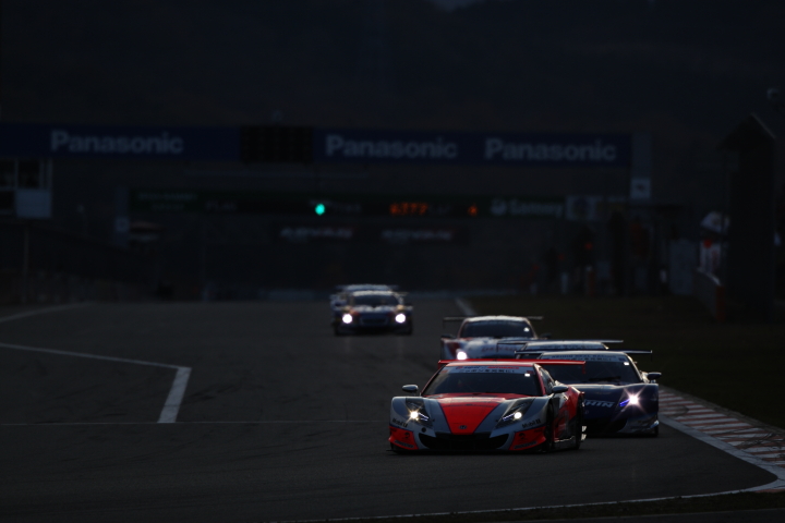 FUJI SPRINT CUP GT500クラス: 1コーナーの攻防