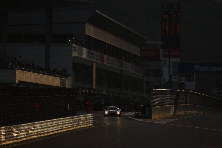 FUJI SPRINT CUP GT500クラス: マシンを修復してピットアウトする柳田真孝（S Road REITO MOLA GT-R）