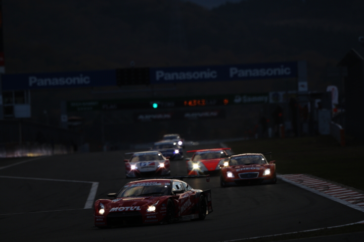 FUJI SPRINT CUP GT500クラス: 1コーナーの攻防