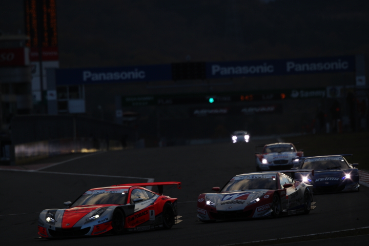 FUJI SPRINT CUP GT500クラス: 1コーナーの攻防
