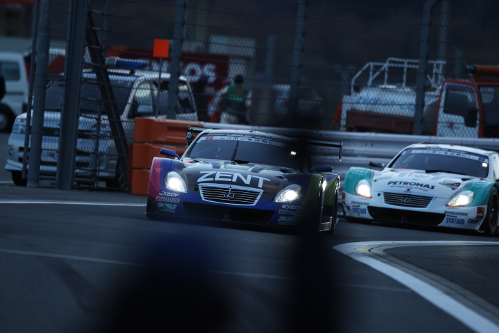 FUJI SPRINT CUP GT500クラス: 戦い終わってピットに戻ってきた立川祐路と中嶋一貴