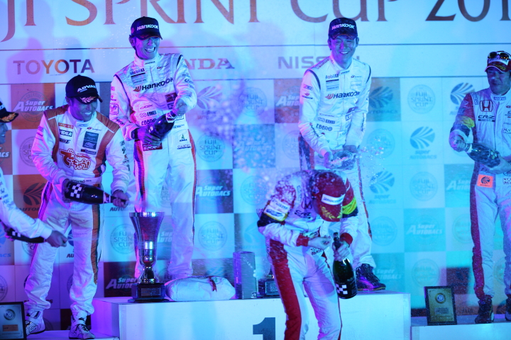 FUJI SPRINT CUP: 健闘したドライバーたちのシャンパンファイト