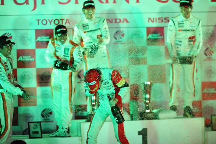 FUJI SPRINT CUP: 健闘したドライバーたちのシャンパンファイト