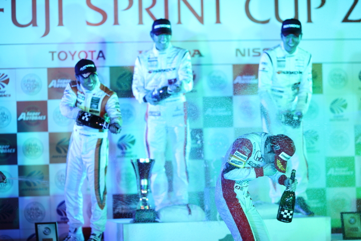 FUJI SPRINT CUP: 健闘したドライバーたちのシャンパンファイト