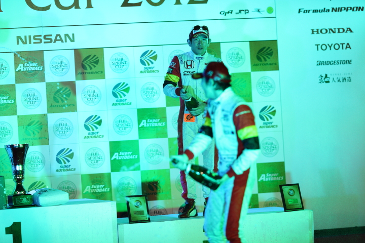 FUJI SPRINT CUP: 健闘したドライバーたちのシャンパンファイト