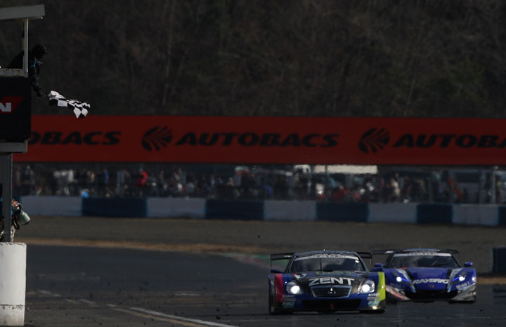 ZENT CERUMO SC430とRAYBRIG HSV-010の終盤の攻防