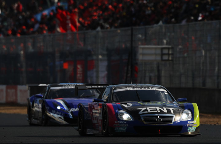 ZENT CERUMO SC430とRAYBRIG HSV-010の終盤の攻防