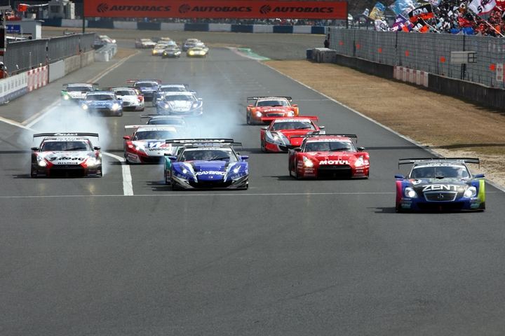 GT500クラス今シーズン最初のスタートシーン、82周の決勝レースが始まった