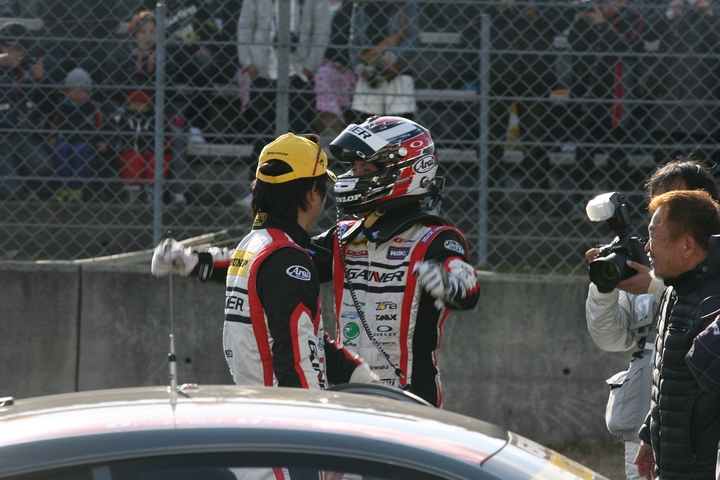 決勝後喜びを分かち合うGT300のドライバーコンビ