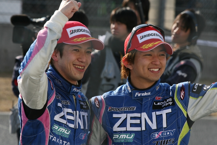 決勝後喜びを分かち合うGT500のドライバーコンビ