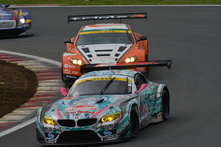 GSR 初音ミク BMW vs triple a vantage GT3