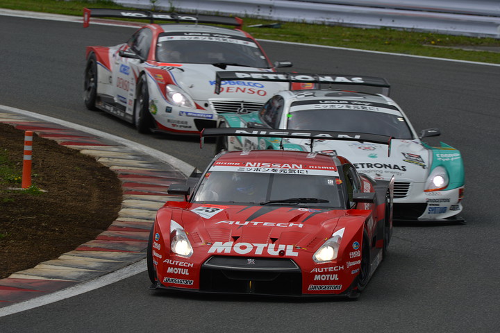 MOTUL AUTECH GT-R vs PETRONAS TOM'S SC430 vs DENSO KOBELCO SC430