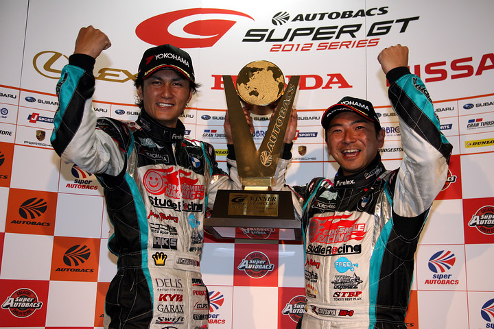 決勝記者会見フォトセッション: GT300クラスのドライバーたち