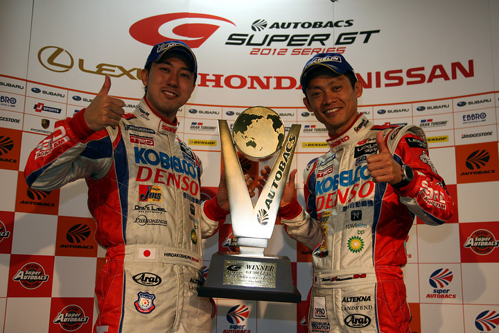 決勝記者会見フォトセッション: GT500クラスのドライバーたち