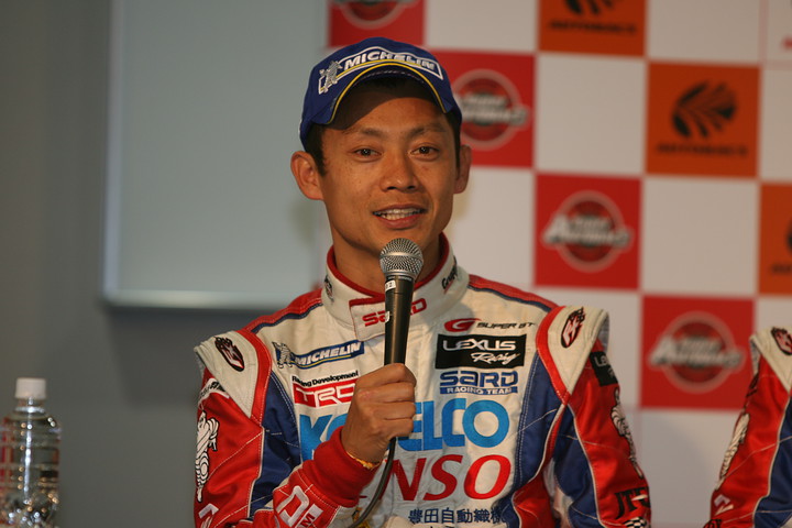 決勝記者会見: GT500クラス優勝の脇阪寿一（DENSO KOBELCO SC430）