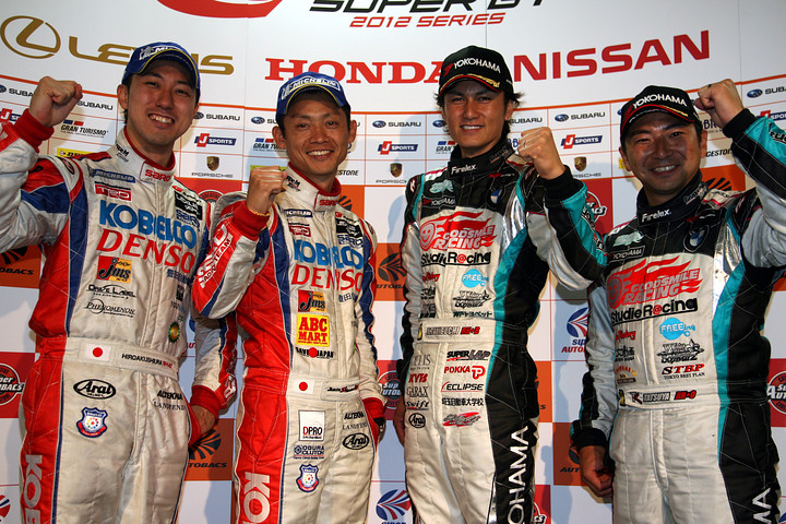 決勝記者会見フォトセッション: 両クラスの優勝ドライバーたち