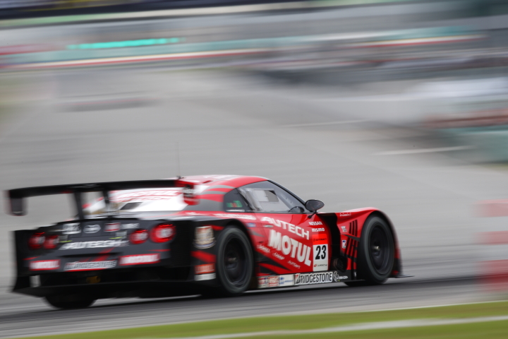 MOTUL AUTECH GT-R（本山哲／ミハエル・クルム組）