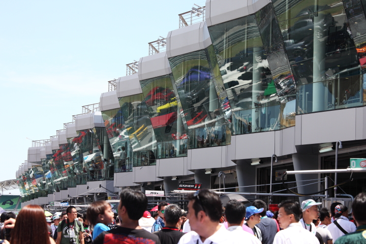 ピットビルのガラスに映るセパンに集結した地元のスーパーカーたち