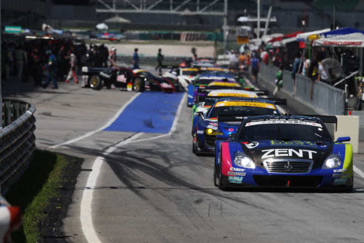 決勝に向けてコースインするマシン