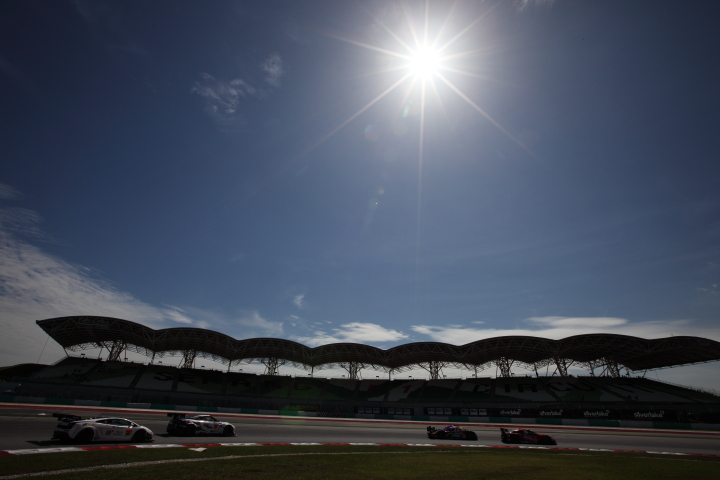 コーナーを抜けていくGT300クラスのマシン