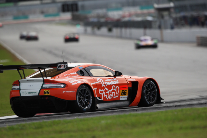 GT300クラス決勝3位は2速を失うもFLを叩きだし下位から追い上げたtriple a Vantage GT3（吉本大樹／星野一樹組）	